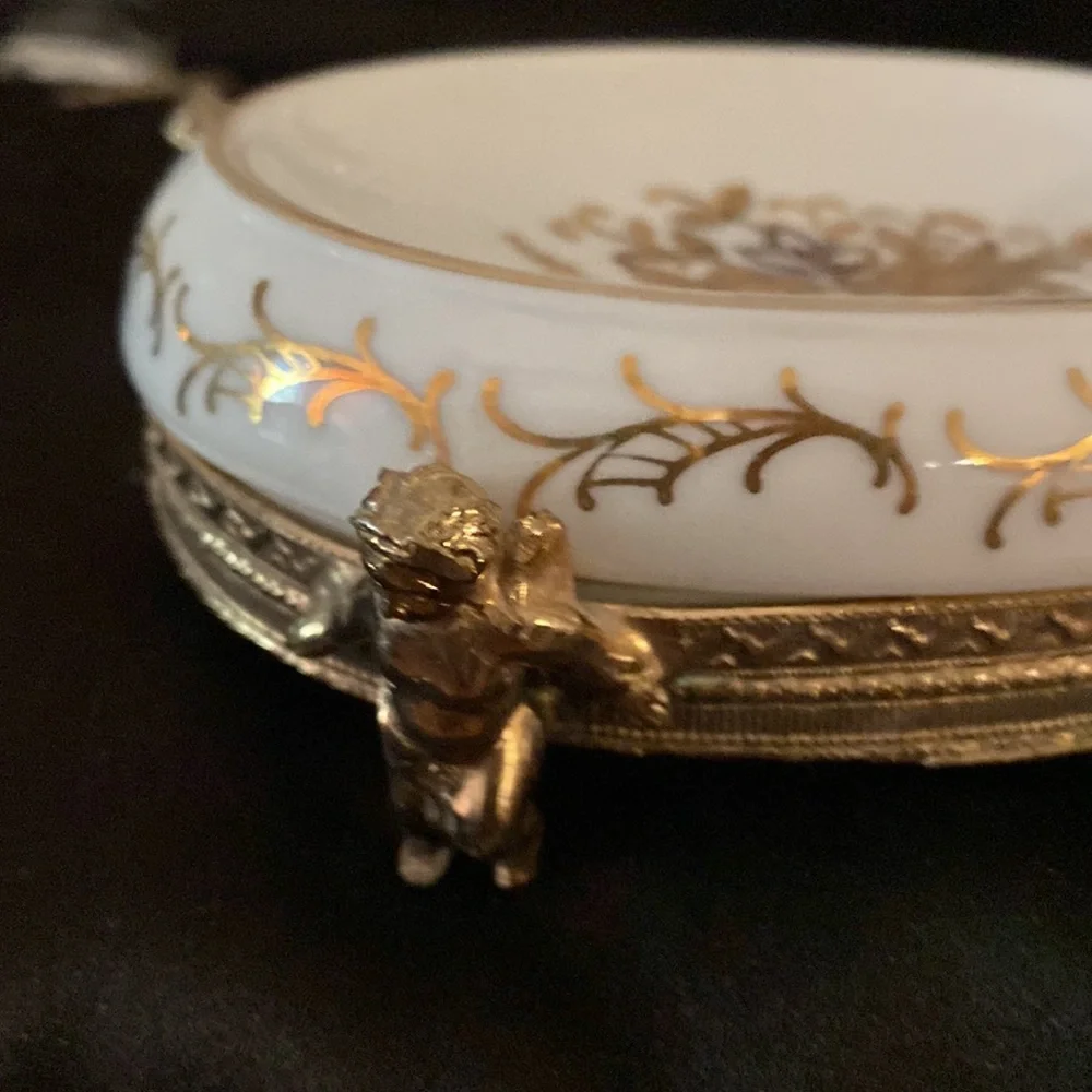 Elegant Gold and White Soap Dish